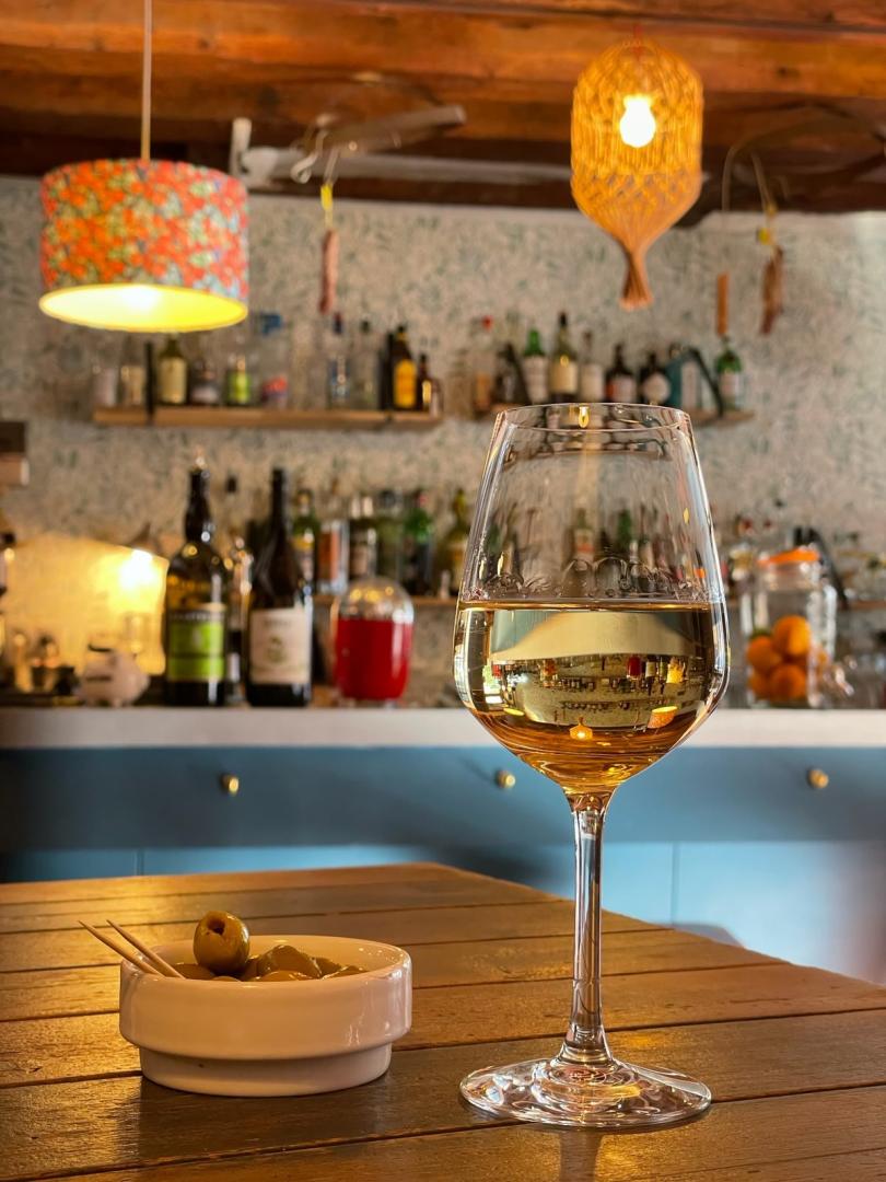 Un verre posé devant le comptoir flouté du café