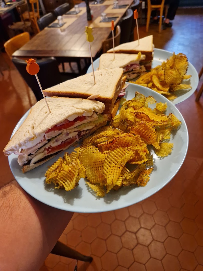 Un club sandwich accompagné de gaufres de pommes de terre