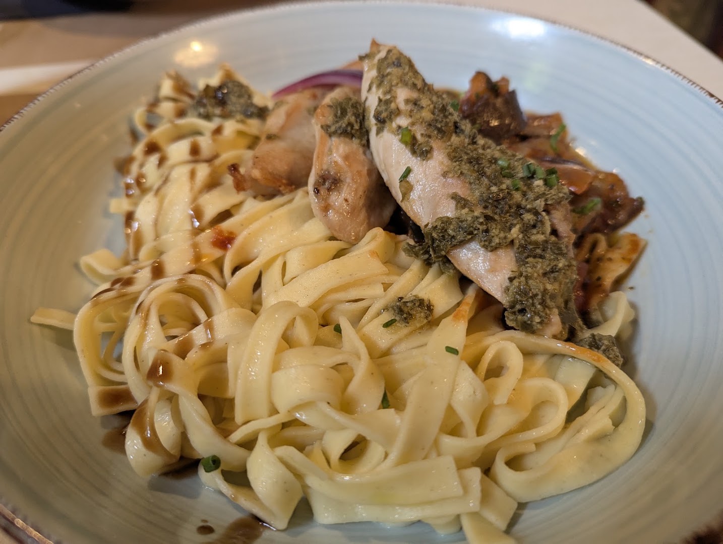 Une assiette de pâtes au poulet et aux herbes
