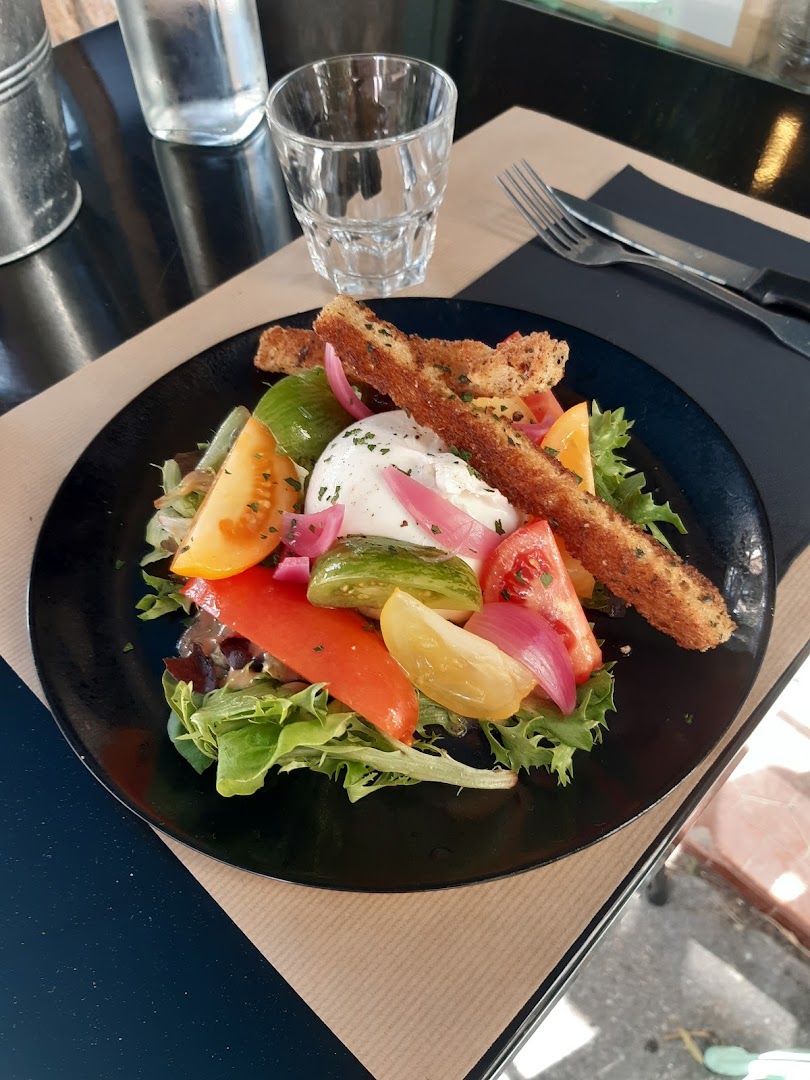 Une salade de tomates et burrata